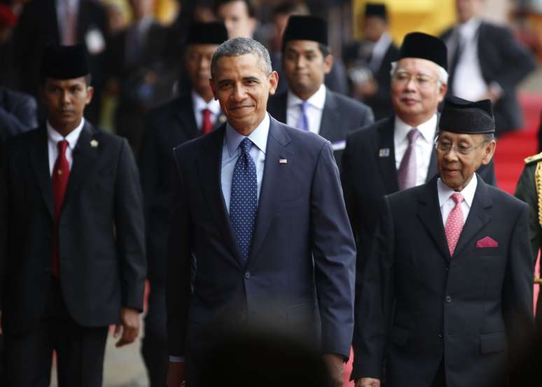 <p>Presidente dos EUA, Barack Obama, caminha ao lado do rei da Malásia do Kedah, Abdul Halim (à direita) e do primeiro-ministro Najib Razak em uma cerimônia na Praça do Parlamento, em Kuala Lumpur, neste sábado, 26 de abril</p>