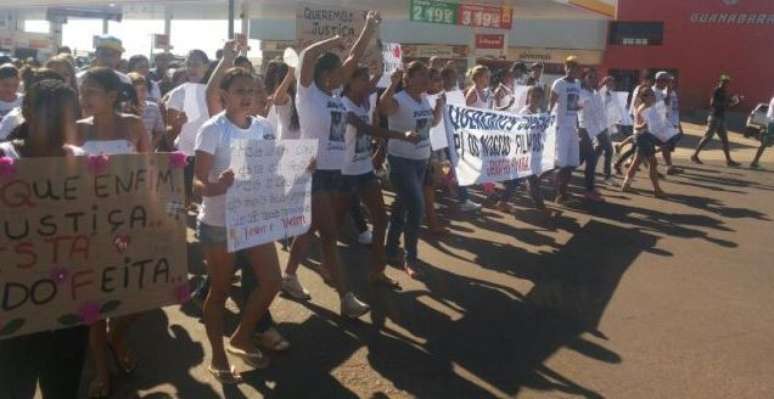 <p>Manifestação passou pela avenida Guanabara, onde as meninas desapareceram, e percorreu as ruas do centro da cidade</p>