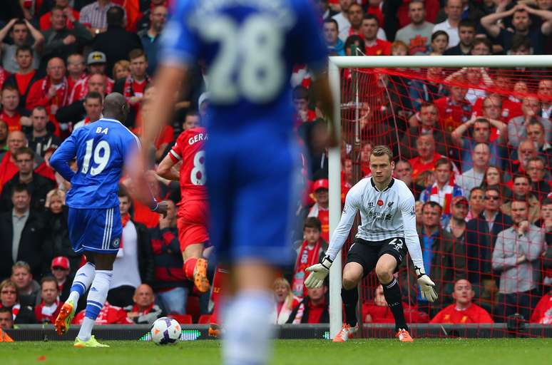 Demba Ba aproveitou vacilo de Gerrard para roubar a bola e abrir o placar para o Chelsea