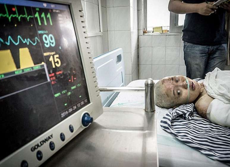 <p>Traumatizada: grávida ferida olha para um monitor de freqüência cardíaca após ataque</p>