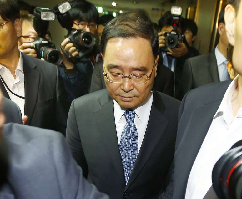 <p>Primeiro-ministro sul-coreano Chung Hong-won depois de anunciar sua renúncia, em uma coletiva de imprensa no Edifício do Governo, em Seul, neste domingo, 27 de abril</p>