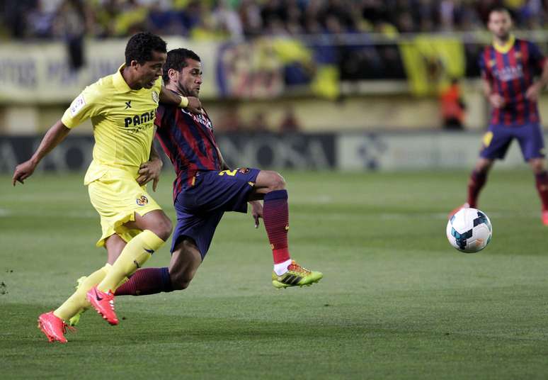 Daniel Alves foi alvo de racismo em vitória sobre Villarreal 
