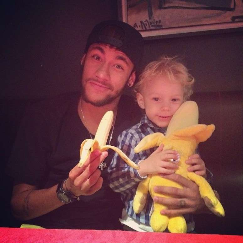 <p>Neymar comeu banana em apoio a gesto de Daniel Alves, mas segundo agência não teve nada premeditado</p>