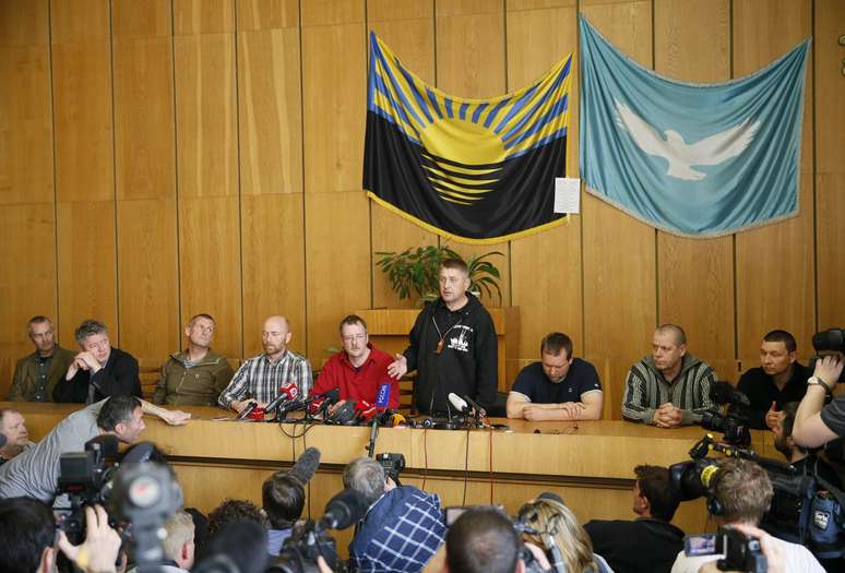 <p>Vyacheslav Ponomaryov (4º à direita), separatista auto-proclamado prefeito, e observadores internacionais da OSCE participam de um encontro com jornalistasn na cidade ucraniana de Slaviansk, neste domingo, 27 de abril</p>