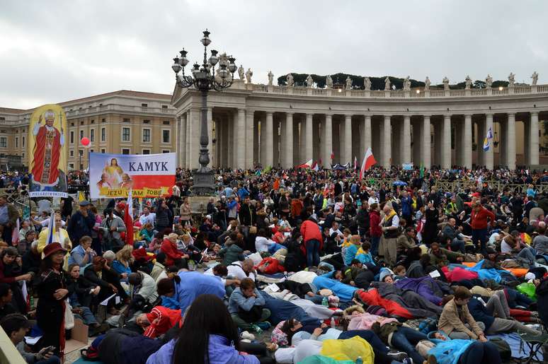 Vaticano não deixou fiéis dormirem na Praça de São Pedro; acessos foram abertos às 5h30 (horário local)