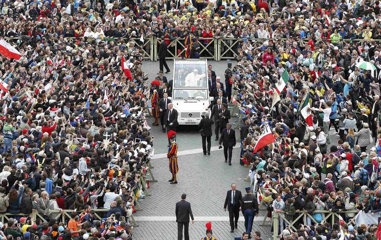 <p>Papa Francisco chega para a canonização dos dois papas</p>