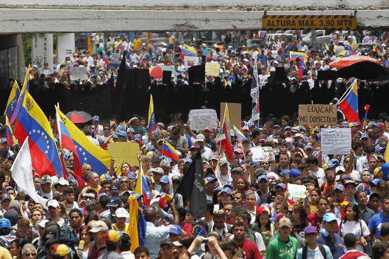 <p>Manifestantes anti-governo protestaram&nbsp;contra reformas educacionais, em Caracas, ontem, 26 de abril</p>