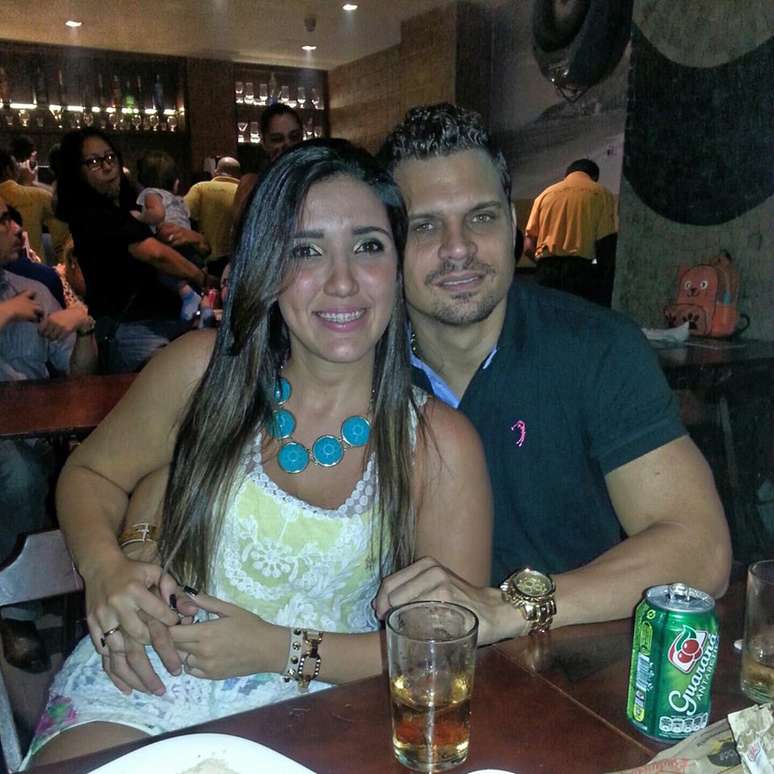 <p>Dentista Fabíola da Cunha Peixoto, 24 anos, foi assassinada a tiros em Olaria, zona norte do Rio de Janeiro, e namorado PM é o principal suspeito</p>