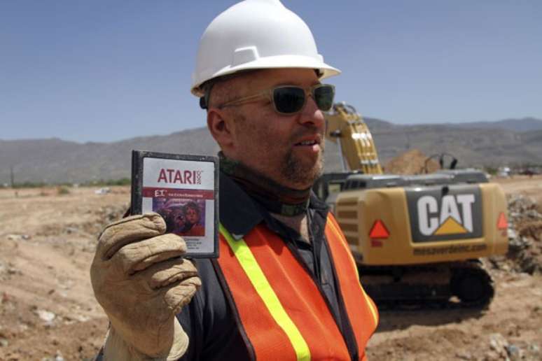 Zak Penn, diretor do documentário, mostra um dos cartuchos encontrados durante a escavação