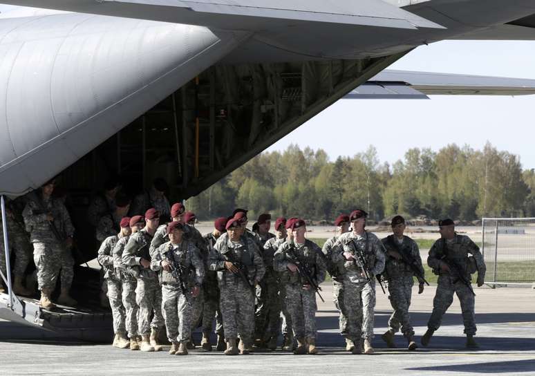 <p>Soldados americanos desembarcam no aeroporto de Riga, na Letônia, em 24 de abril</p>