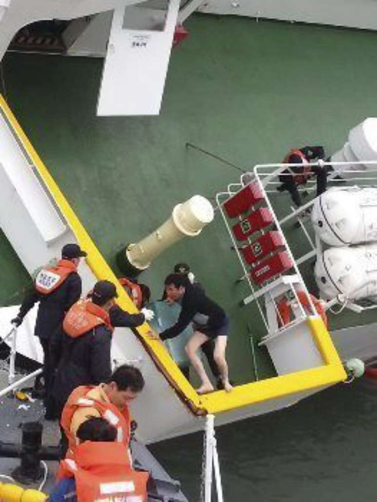 Imagem mostra momento em que capitão abandona o barco que naufraga na Coreia do Sul