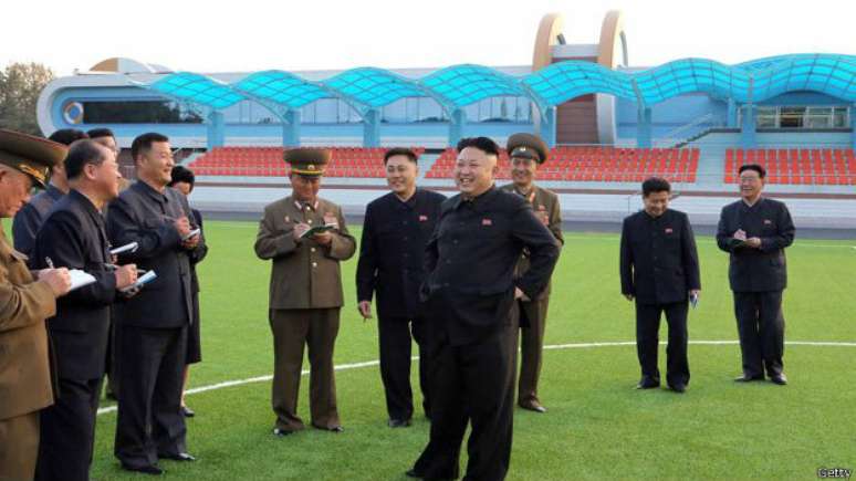 O líder norte-coreano deu conselhos em um acampamento juvenil reformado...