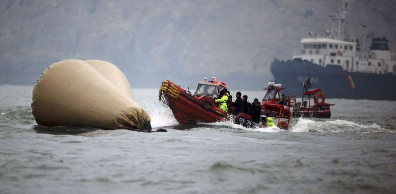 <p>Equipes de resgate da Coreia do Sul operam em 27 de abril próximo à região onde a balsa Sewol afundou</p><p> </p>