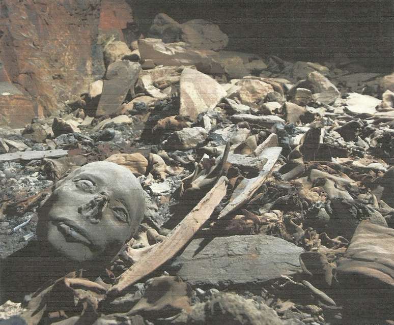 <p>Segundo estudos iniciais, a tumba, que conta com os restos mortais de príncipes e princesas, foi saqueada em épocas anteriores</p>
