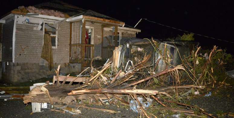 <p>Uma casa danificada é vista depois de um tornado, que atingiu a cidade de Mayflower, Arkansas. Tornados atingiram o centro-sul dos Estados Unidos no domingo, matando pelo menos 12 pessoas em Arkansas e Oklahoma e acabando com bairros inteiros de casas. Em Mayflower, cerca de 45 casas foram destruídas </p>