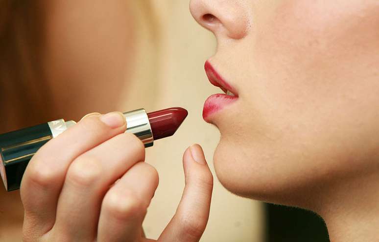 <p>Para fazer o ombré lips, use um batom framboesa e um fúcsia </p>