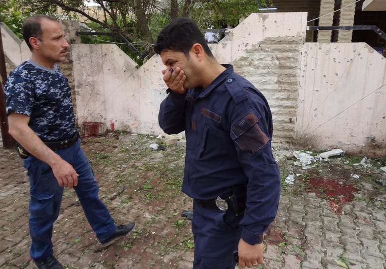 Um suicida vestido de policial explodiu um artefato em um centro eleitoral na cidade de Kirkuk, a cerca de 250 quilômetros ao norte da capital