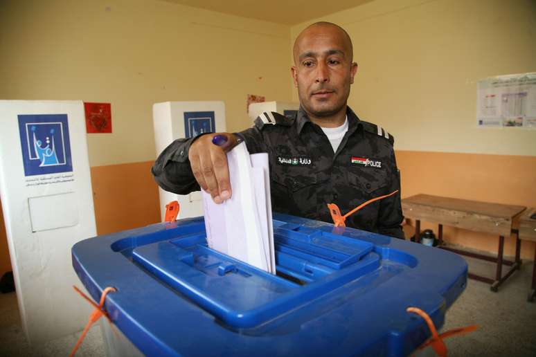 Cerca de um milhão de pessoas, a maioria delas agentes de segurança e membros das Forças Armadas, vota antecipadamente às eleições legislativas do Iraque nesta segunda-feira