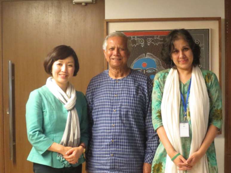 O Nobel da Paz Muhammad Yunus visita, ao lado de diretora executiva e da coordenadora do Yunus Social Business, o Yunus Social Business em março deste ano
