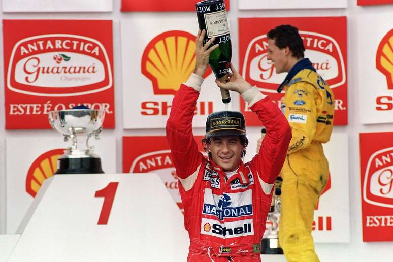 Senna estoura champanhe após vitória; reverências na semana de 20 anos de sua morte