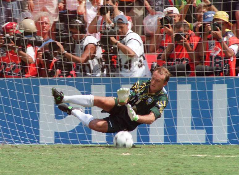Taffarel defende pênalti cobrado por Massaro na final da Copa do Mundo de 1994