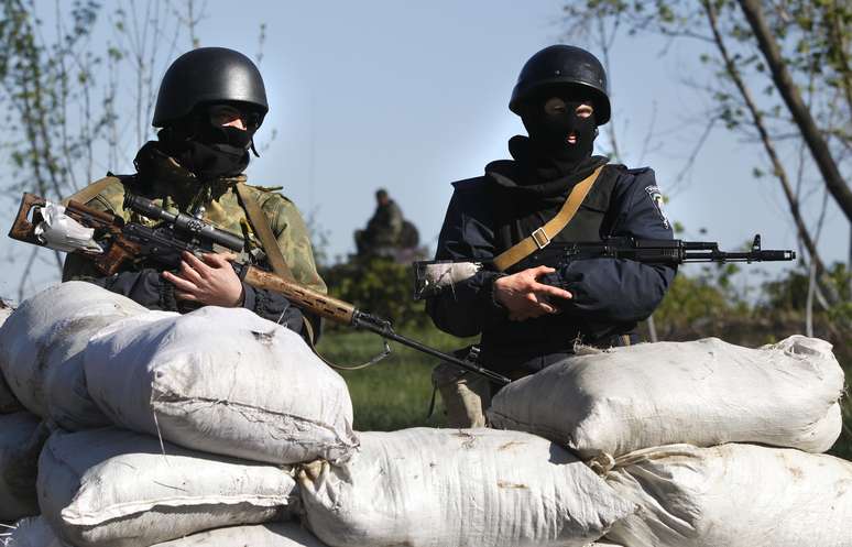 <p>Tropas do governo ucraniano fazem guarda em um posto de controle perto da aldeia de Dolina</p><p> </p>