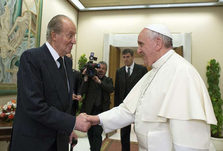 <p>Papa Francisco&nbsp;aperta a m&atilde;o do rei da Espanha, Juan Carlos, durante uma audi&ecirc;ncia privada no Vaticano, nesta segunda-feira, 28 de abril</p>