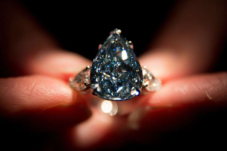 O maior diamante azul do mundo vai a leilão em Genebra no próximo mês