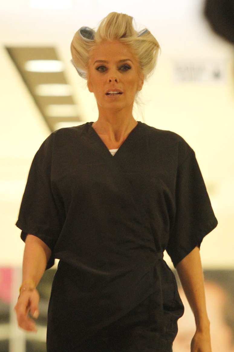 <p>A apresentadora Adriane Galisteu esteve no sal&atilde;o do hair stylist Marco Ant&ocirc;nio di Biaggi na noite da &uacute;ltima segunda-feira (28) para retocar a tintura dos cabelos</p>