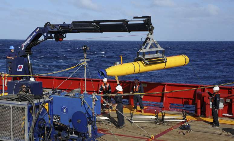 <p>Nova etapa de buscas pelo avião malaio desaparecido durará oito meses e se concentrará no rastreamento do fundo do mar através do uso do robô submarino Bluefin-21</p>