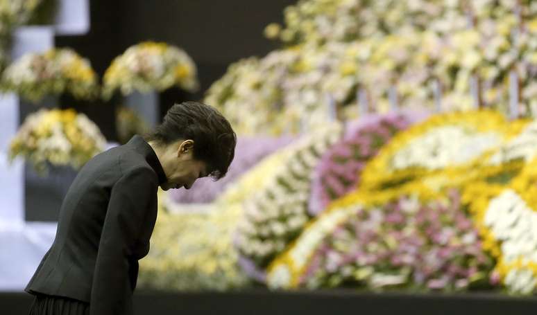 Park Geun-hye esteve nesta terça em um memorial em Ansan, construído em memória das vítimas do naufrágio