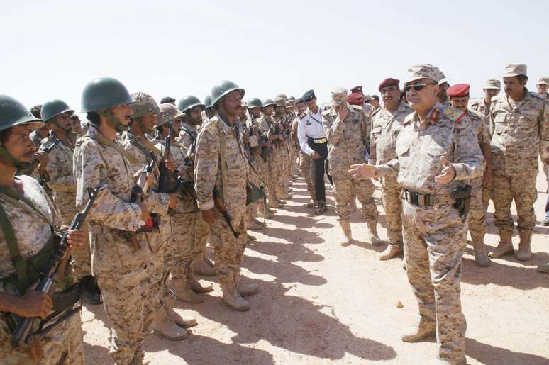 <p>Ministro da Defesa do Iêmen, General Muhammad Nasir Ahmad, fala com tropas em um quartel do Exército na província de Shabwa antes de ofensiva contra redutos de militantes da Al Qaeda</p>