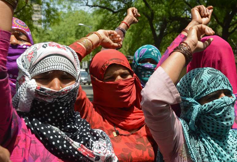 <p>Indianas fazem protesto contra estupro, em Nova Delhi, em 22 de abril</p>