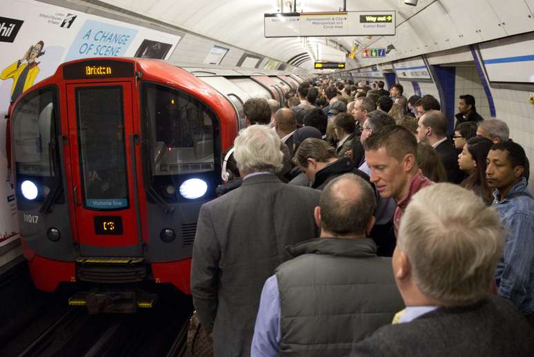 <p>Greve de metroviários lota estações em Londres</p>