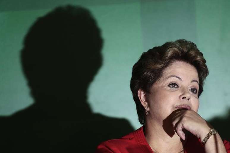 Presidente Dilma Rousseff durante coletiva de imprensa em Brasília. A avaliação do governo Dilma Rousseff e sua aprovação pessoal mantiveram a trajetória de queda em abril e a presidente perdeu terreno na disputa eleitoral, enquanto o senador Aécio Neves (PSDB) ganhou fôlego, mostrou pesquisa CNT/MDA divulgada nesta terça-feira. 18/12/2013.