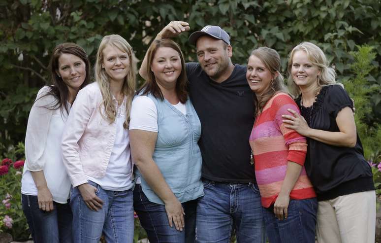 <p>Nesta foto, de 11 de setembro de 2013, o americano Brady Williams posa com suas cinco esposas em frente à sua casa em uma comunidade polígama fora de Salt Lake City, Utah, EUA</p>