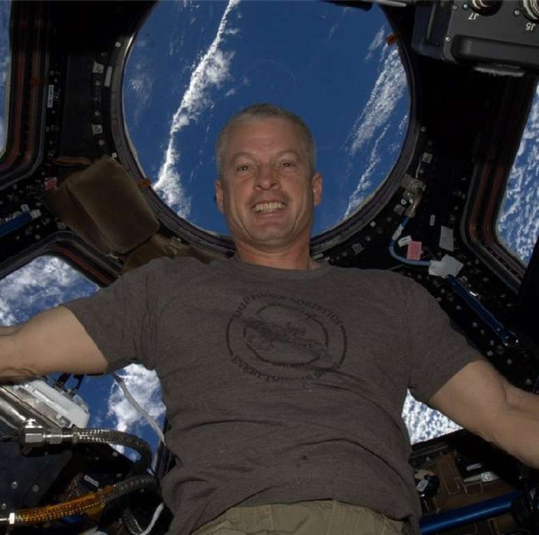 <p>A conta de Instagram da ISS compartilhou o selfie deste&nbsp;astronauta feliz por voltar ao espa&ccedil;o ap&oacute;s alguns dias na Terra</p>