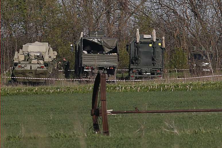 <p>Ve&iacute;culos militares russos s&atilde;o&nbsp;estacionados a cerca de 2 km&nbsp;da fronteira ucraniana em Novoshakhtinsk, na&nbsp;regi&atilde;o de Rostov, na R&uacute;ssia, em 26 de abril</p>