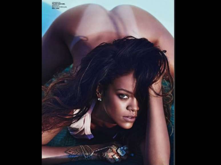 Hace unas semanas, Rihanna posó desnuda para una sesión de fotos de una revista y ahora sorprendió a sus fanáticos publicando todas las fotografías sin pudor alguno en las redes sociales Twitter e Instagram. De inmediato causó polémica y esta última red social decidió censurar las fotografías por violar los términos del servicio.