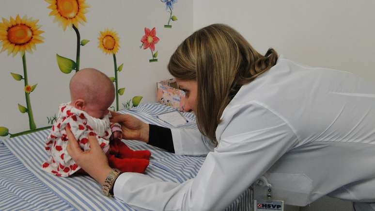 Júlia nasceu com 470 gramas e realizou a primeira consulta após receber alta hospitalar 