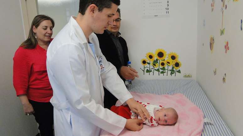 Júlia nasceu com 470 gramas e realizou a primeira consulta após receber alta hospitalar 