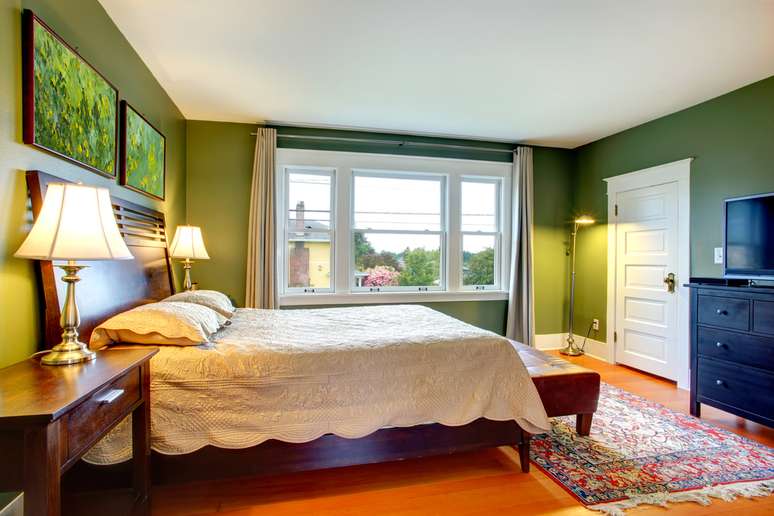 <p>O verde é uma ótima opção para quem quer fugir do tradicional branco e dar um pouco de vida às paredes do quarto. A cor remete a natureza e tranquilidade, criando um clima de aconchego no cômodo </p>