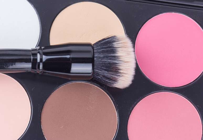 Disponível em diversas tonalidades, o blush deve combinar com a cor da pele para garantir uma ótima finalização da maquiagem