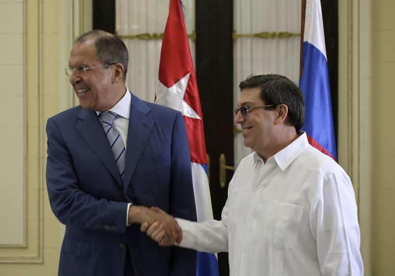 <p>Ministro das Relações Exteriores de Cuba, Bruno Rodriguez, cumprimenta o colega russo Sergei Lavrov durante reunião em Havana, em 29 de abril</p>