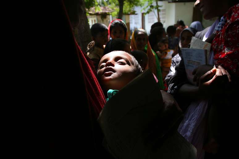 Sri Lanka foi um dos países em que chikungunya se tornou epidêmico - na foto, criança com febre sofre com a doença em 2006