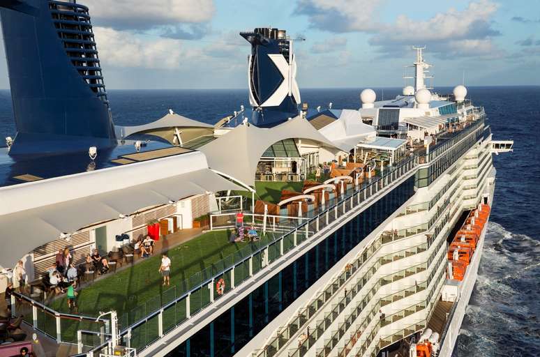 O Celebrity Reflection está entre as opções mais luxuosas para viajar pela Europa e o Caribe. Essa embarcação tem gramado a bordo e ainda as exclusivas Reflection Suítes, duas suítes, cujos boxes de vidro dos banheiros se estendem para o lado de fora do navio