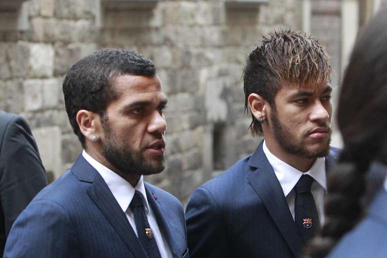 Daniel Alves e Neymar lideram campanha nas redes sociais contra o racismo