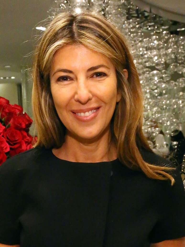 Nina Garcia, editora de moda, acredita que o batom vermelho já diz tudo em uma maquiagem