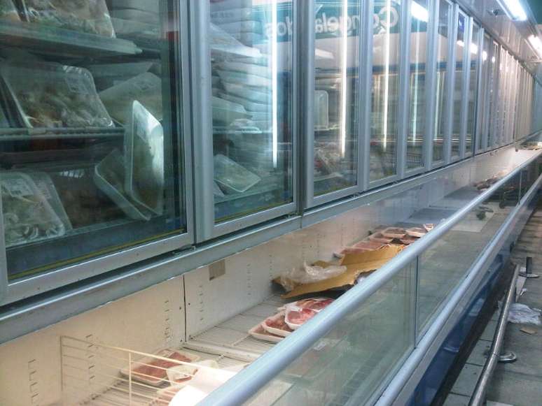 <p>Poucos peda&ccedil;os de carne restaravam&nbsp;nas prateleiras do mercado p&uacute;blico em Mercedes, Caracas</p>