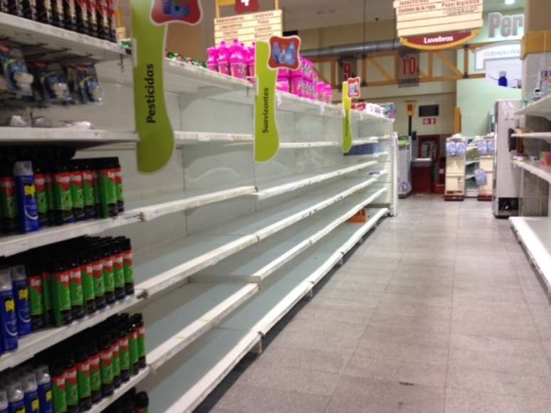 <p>Prateleiras do supermercado&nbsp;&quot;Automercados Luvebras&quot;, em&nbsp;Castellana, em 17 de mar&ccedil;o</p>